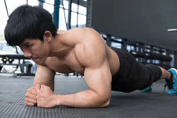 kas spor salonu bulunduğu tahta yapan erkek. vücut geliştirmeci erkek çalışma