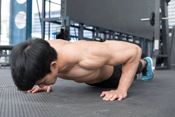 肌肉男做推 ups 在健身房。健美运动员男性工作了我 — 图库照片