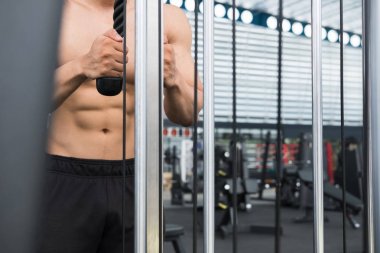 genç adam fitness egzersiz halter makine ile yürütmek