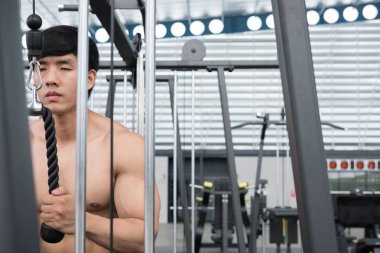 genç adam fitness egzersiz halter makine ile yürütmek