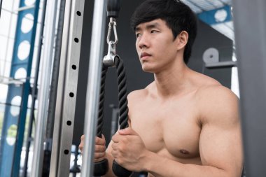 genç adam fitness egzersiz halter makine ile yürütmek