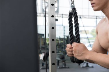 genç adam fitness egzersiz halter makine ile yürütmek