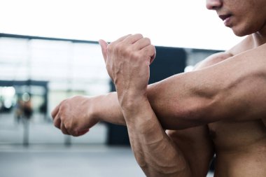 adam atlet spor salonunda eğitim için hazırlayın. vücut geliştirmeci erkek sıcak u