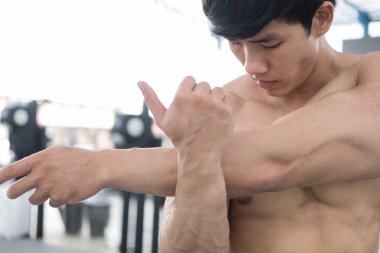 adam atlet spor salonunda eğitim için hazırlayın. vücut geliştirmeci erkek sıcak u