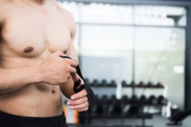 erkek savaşçı yumruk bandaj giymek. kaslı adam bağlamak bandaj