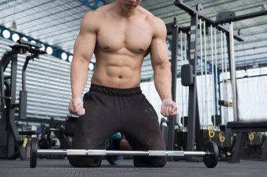 kaslı adam fitness merkezinde egzersiz yürütmek. erkek atlet pu