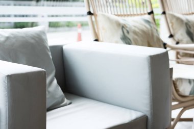 gri kumaş koltuk yastık, hasır rattan sandalye oturma ile