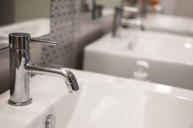 modern banyo iç. Beyaz lavabo lavabo ve krom musluk