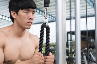 genç adam fitness egzersiz halter makine ile yürütmek