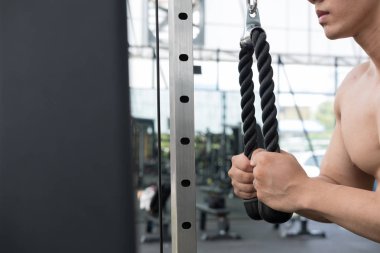 genç adam fitness egzersiz halter makine ile yürütmek