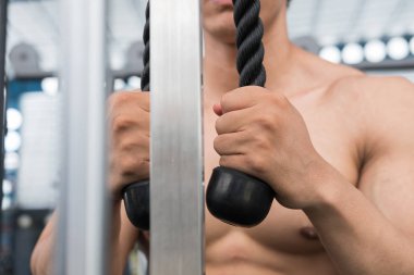 genç adam fitness egzersiz halter makine ile yürütmek