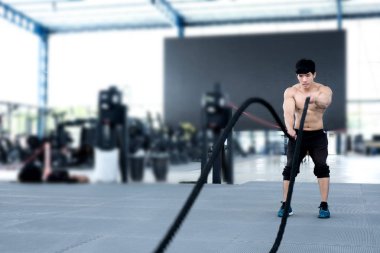 genç adam fitness merkezinde egzersiz yürütmek. erkek atlet tren