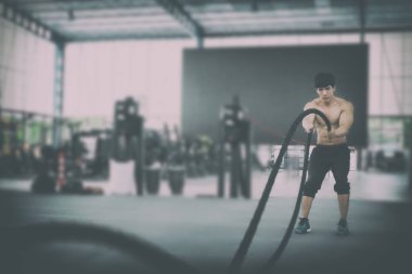 genç adam fitness merkezinde egzersiz yürütmek. erkek atlet tren