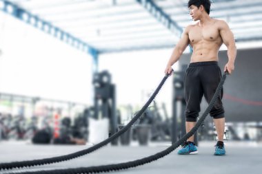 genç adam fitness merkezinde egzersiz yürütmek. erkek atlet tren