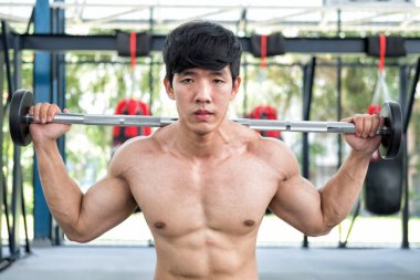 kaslı adam fitness merkezinde egzersiz yürütmek. erkek atlet pu