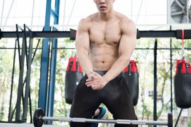 kaslı adam fitness Center'da el çırp. erkek atlet pompa kadar m