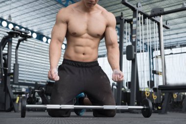 kaslı adam fitness merkezinde egzersiz yürütmek. erkek atlet pu