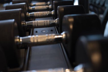 Halter salonunda satır. Siyah dumbbell spor fitness cen içinde ayarla