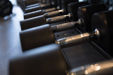 Halter salonunda satır. Siyah dumbbell spor fitness cen içinde ayarla