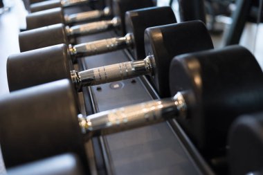 Halter salonunda satır. Siyah dumbbell spor fitness cen içinde ayarla