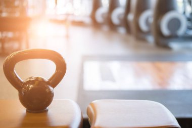 metal ağırlık salonunda. kettlebell sağlık kulübü. Fitness, trainin