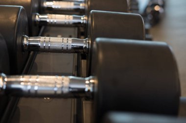 Halter salonunda satır. Siyah dumbbell spor fitness cen içinde ayarla