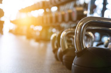 metal ağırlık salonunda. kettlebell sağlık kulübü. Fitness, trainin