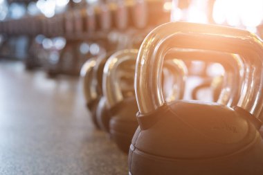 metal ağırlık salonunda. kettlebell sağlık kulübü. Fitness, trainin