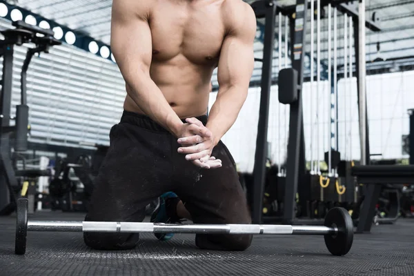 kaslı adam fitness Center'da el çırp. erkek atlet pompa kadar m