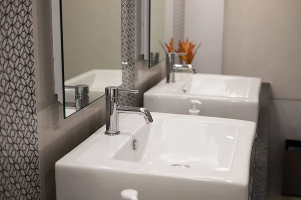 Interior del baño moderno. lavabo blanco y grifo de cromo —  Fotos de Stock