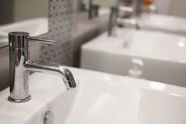 Modernt badrum inredning. vitt tvättställ handfat & chrome kran — Stockfoto