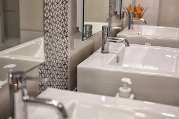 Modernt badrum inredning. vitt tvättställ handfat & chrome kran — Stockfoto