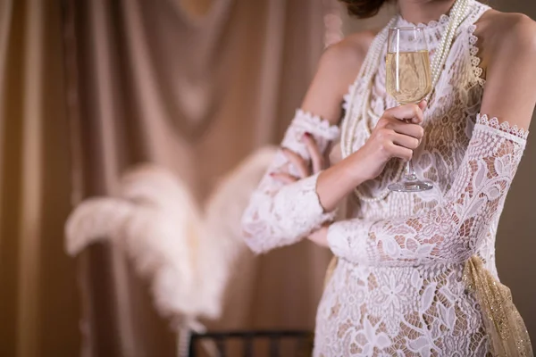 Celebrando mujer en vestido de estilo vintage blanco. empuñadura femenina — Foto de Stock