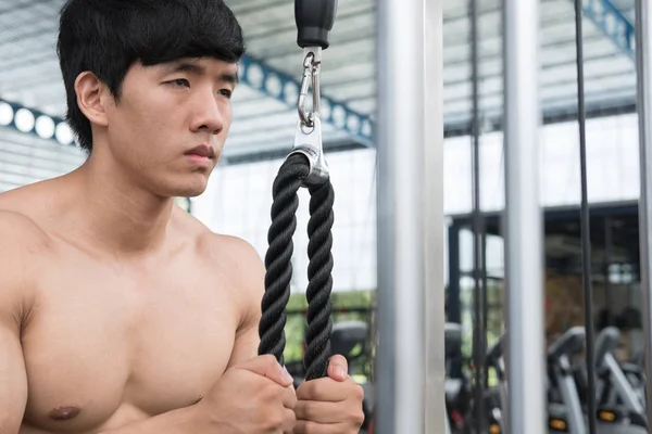 genç adam fitness egzersiz halter makine ile yürütmek