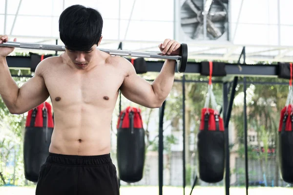 М'язистий чоловік виконує вправи у фітнес-центрі. чоловічий спортсмен пу — стокове фото