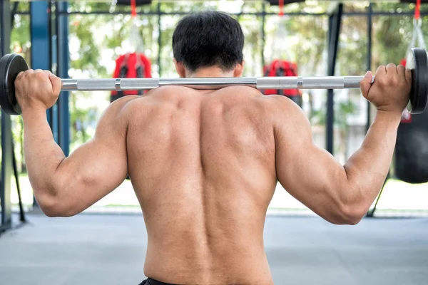 Gespierde man uitvoeren oefening in het fitnesscentrum. mannelijke atleet pu — Stockfoto