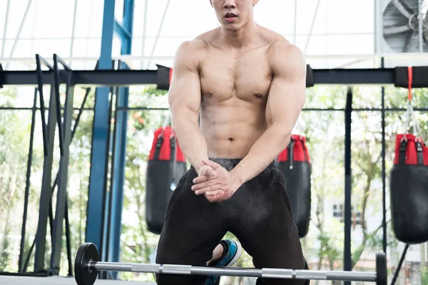 kaslı adam fitness Center'da el çırp. erkek atlet pompa kadar m