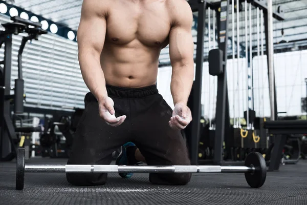 Мускулистый человек выполнять упражнения в фитнес-центре. спортсмен пу — стоковое фото