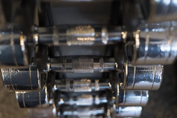 Halter salonunda satır. Siyah dumbbell spor fitness cen içinde ayarla