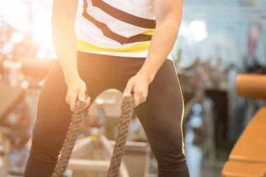 genç adam fitness merkezinde egzersiz yürütmek. erkek atlet tren