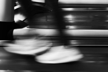 genç kadın fitness merkezinde egzersiz yürütmek. kadın atlet w