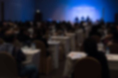 sunuya konferans salonunda insanlar dinliyor. Bana seyirci