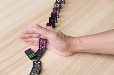 el Dur sürekli devrildi, domino etkisi önlemek. risk, failu