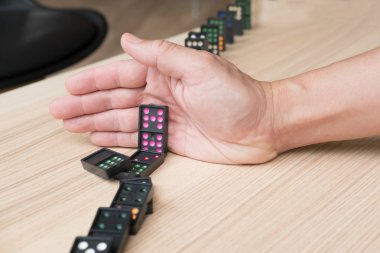 el Dur sürekli devrildi, domino etkisi önlemek. risk, failu