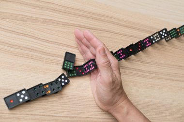 el Dur sürekli devrildi, domino etkisi önlemek. risk, failu