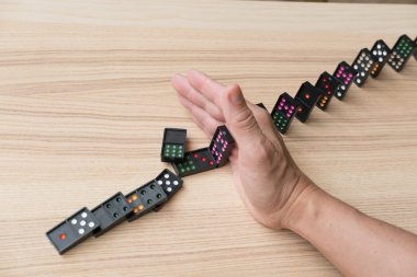 el Dur sürekli devrildi, domino etkisi önlemek. risk, failu