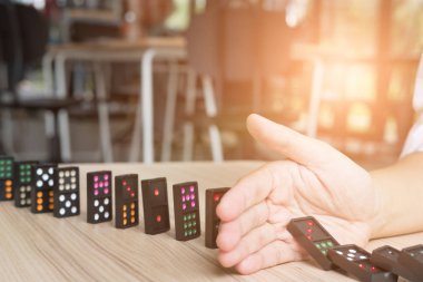 el Dur sürekli devrildi, domino etkisi önlemek. risk, failu