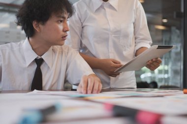 Tablet bilgisayarınızla işyerinde çalışan insanlar. işadamı bir