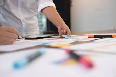 Genç başarılı başlangıç takım ofis toplantı. iş adamı 