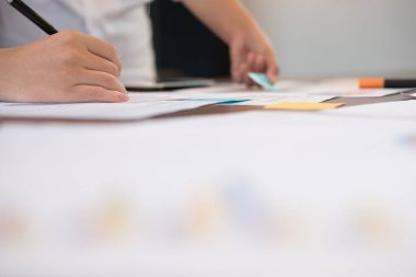 Genç başarılı başlangıç takım ofis toplantı. iş adamı 